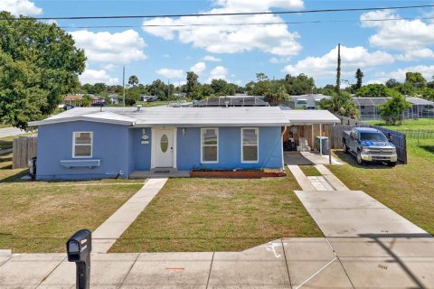 House in Port Charlotte, Florida 2 bedrooms, 98.1 sq.m. № 2207128