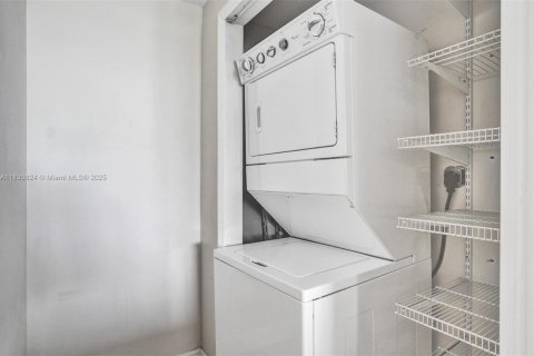 Condo in Miami Beach, Florida, 2 bedrooms  № 1809492 - photo 16