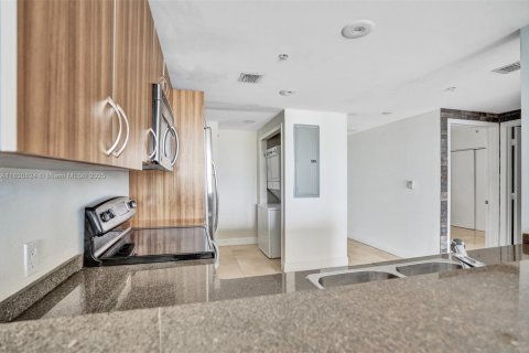 Condo in Miami Beach, Florida, 2 bedrooms  № 1809492 - photo 9