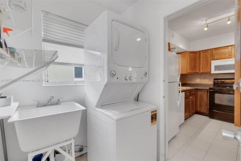 House in Oakland Park, Florida 3 bedrooms, 125.6 sq.m. № 2031129 - photo 25