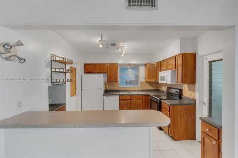 House in Oakland Park, Florida 3 bedrooms, 125.6 sq.m. № 2031129 - photo 11