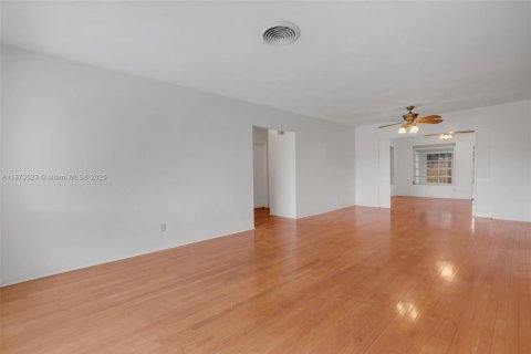 House in Oakland Park, Florida 3 bedrooms, 125.6 sq.m. № 2031129 - photo 5