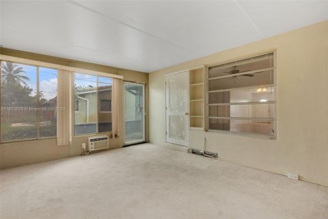 House in Oakland Park, Florida 3 bedrooms, 125.6 sq.m. № 2031129 - photo 23