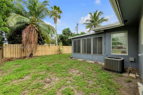 House in Oakland Park, Florida 3 bedrooms, 125.6 sq.m. № 2031129 - photo 26