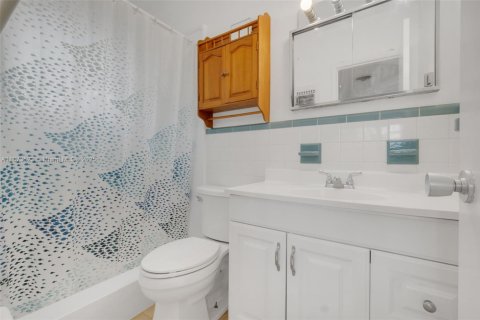 House in Oakland Park, Florida 3 bedrooms, 125.6 sq.m. № 2031129 - photo 18