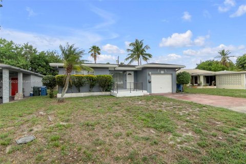 House in Oakland Park, Florida 3 bedrooms, 125.6 sq.m. № 2031129 - photo 2