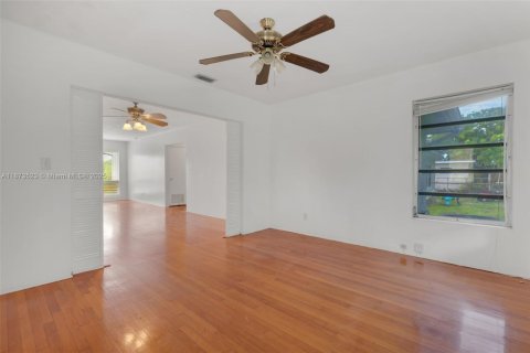 House in Oakland Park, Florida 3 bedrooms, 125.6 sq.m. № 2031129 - photo 10