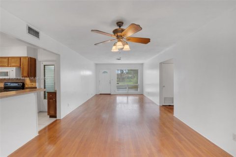 House in Oakland Park, Florida 3 bedrooms, 125.6 sq.m. № 2031129 - photo 8