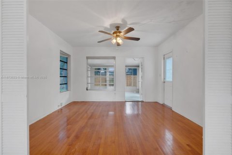 House in Oakland Park, Florida 3 bedrooms, 125.6 sq.m. № 2031129 - photo 9