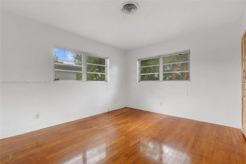 House in Oakland Park, Florida 3 bedrooms, 125.6 sq.m. № 2031129 - photo 19