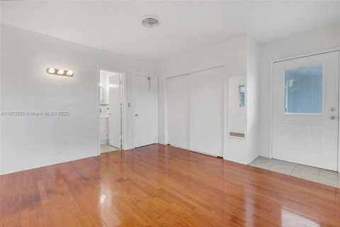 House in Oakland Park, Florida 3 bedrooms, 125.6 sq.m. № 2031129 - photo 17