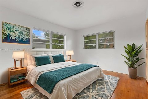 House in Oakland Park, Florida 3 bedrooms, 125.6 sq.m. № 2031129 - photo 15