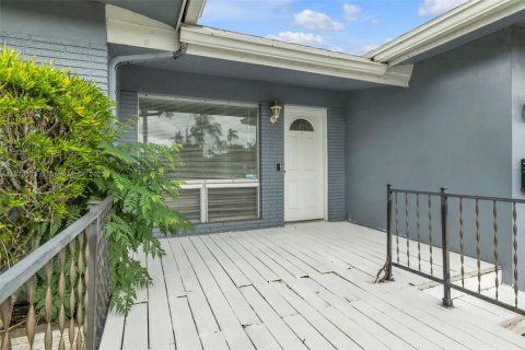 House in Oakland Park, Florida 3 bedrooms, 125.6 sq.m. № 2031129 - photo 4