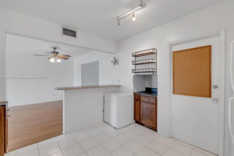 House in Oakland Park, Florida 3 bedrooms, 125.6 sq.m. № 2031129 - photo 14