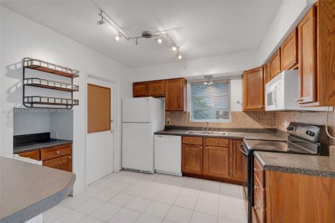 House in Oakland Park, Florida 3 bedrooms, 125.6 sq.m. № 2031129 - photo 12