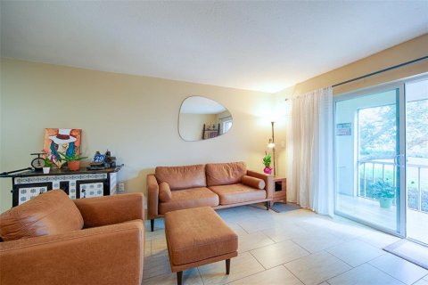 Condo in Saint Petersburg, Florida, 2 bedrooms № 2234720 - photo 11