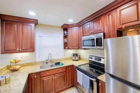 Condo in Saint Petersburg, Florida, 2 bedrooms № 2234720 - photo 9