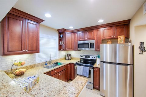 Condo in Saint Petersburg, Florida, 2 bedrooms № 2234720 - photo 8