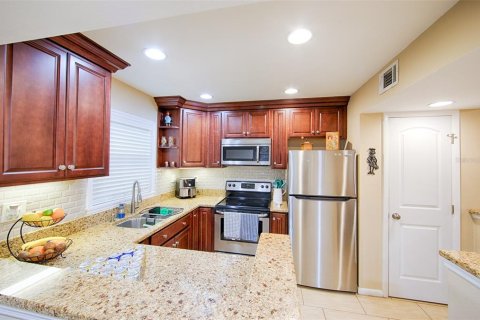 Condo in Saint Petersburg, Florida, 2 bedrooms № 2234720 - photo 10