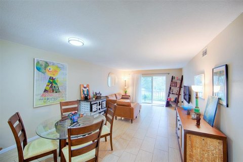 Condo in Saint Petersburg, Florida, 2 bedrooms № 2234720 - photo 4