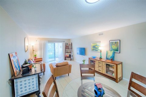 Condo in Saint Petersburg, Florida, 2 bedrooms № 2234720 - photo 5