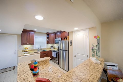 Condo in Saint Petersburg, Florida, 2 bedrooms № 2234720 - photo 6