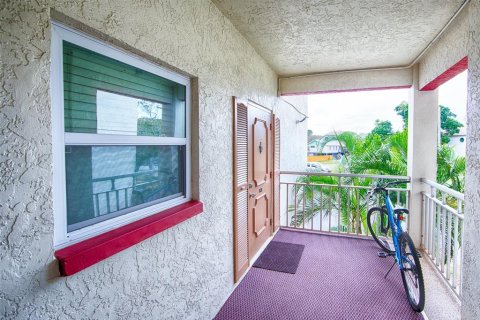 Condo in Saint Petersburg, Florida, 2 bedrooms № 2234720 - photo 3