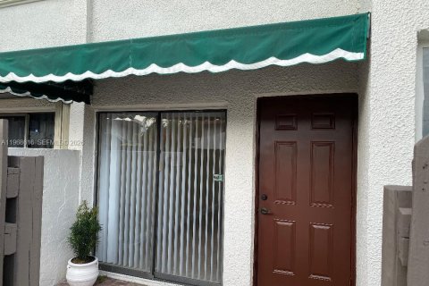 Townhouse in Miami, Florida 3 bedrooms, 137.68 sq.m. № 2031792