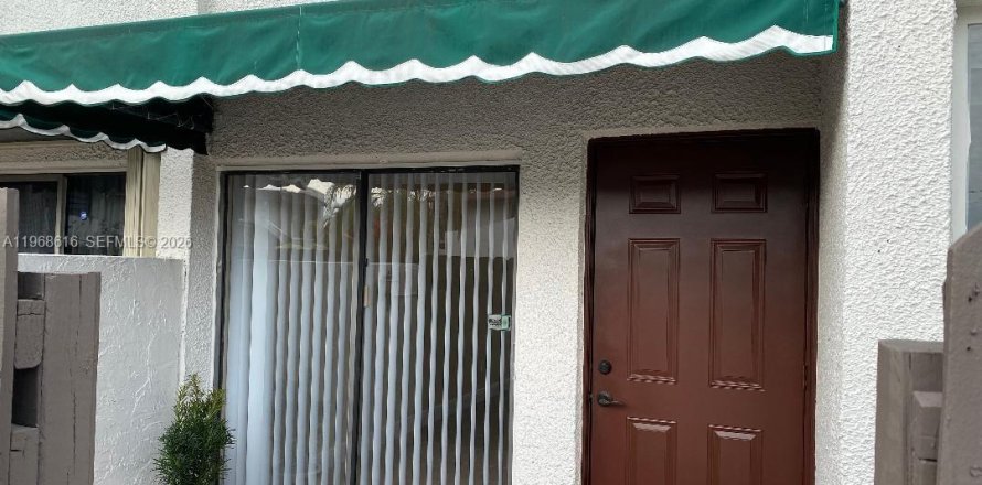 Townhouse in Miami, Florida 3 bedrooms, 137.68 sq.m. № 2031792