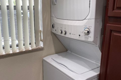 Townhouse in Miami, Florida 3 bedrooms, 137.68 sq.m. № 2031792 - photo 12