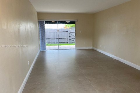 Townhouse in Miami, Florida 3 bedrooms, 137.68 sq.m. № 2031792 - photo 3