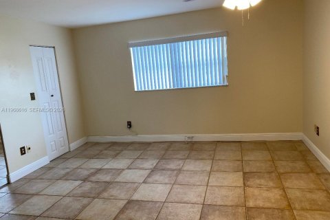 Townhouse in Miami, Florida 3 bedrooms, 137.68 sq.m. № 2031792 - photo 13