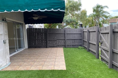 Townhouse in Miami, Florida 3 bedrooms, 137.68 sq.m. № 2031792 - photo 18