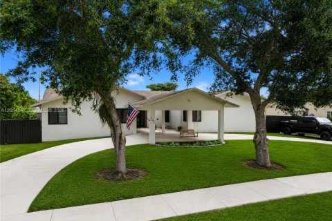 House in Homestead, Florida 5 bedrooms, 264.03 sq.m. № 2247781 - photo 2