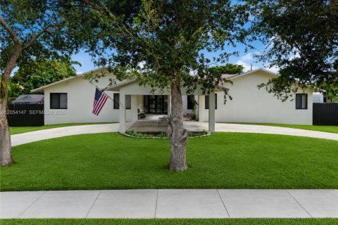 House in Homestead, Florida 5 bedrooms, 264.03 sq.m. № 2247781