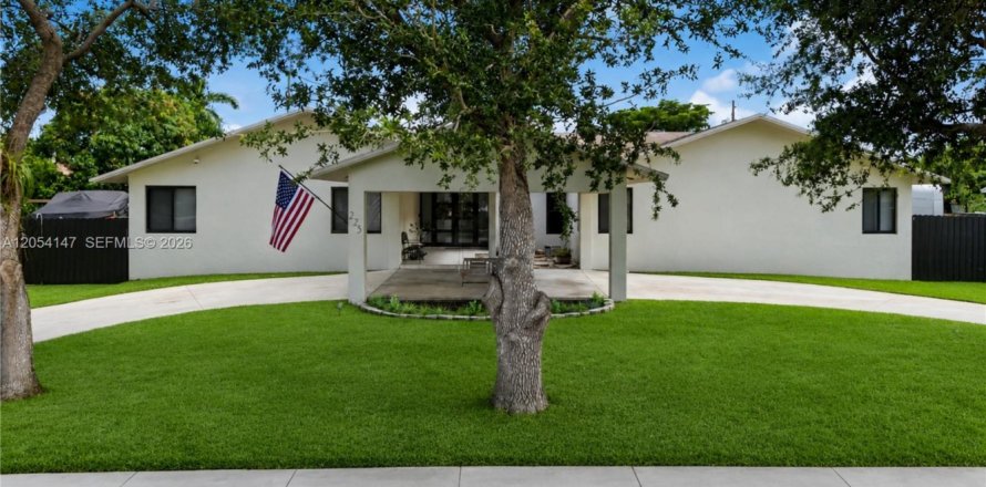 House in Homestead, Florida 5 bedrooms, 264.03 sq.m. № 2247781