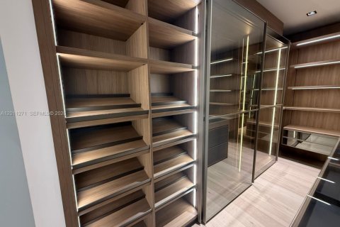 Villa ou maison à vendre à Miami, Floride: 5 chambres, 418.9 m2 № 2076681 - photo 30