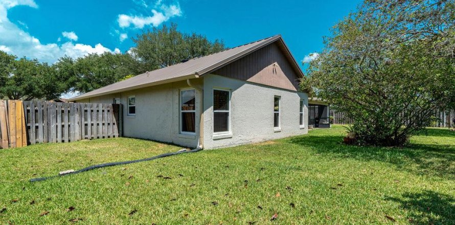 House in Melbourne, Florida 3 bedrooms, 170.29 sq.m. № 1170964