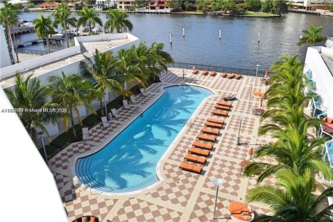 Condo in Hallandale Beach, Florida, 2 bedrooms  № 1945316 - photo 20