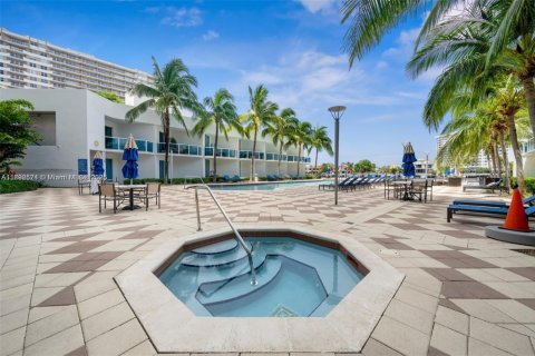 Condo in Hallandale Beach, Florida, 2 bedrooms  № 1945316 - photo 21