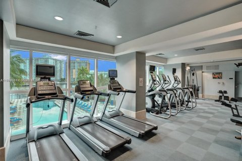 Condo in Hallandale Beach, Florida, 2 bedrooms  № 1945316 - photo 23