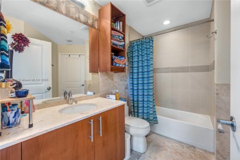 Condo in Hallandale Beach, Florida, 2 bedrooms  № 1945316 - photo 18