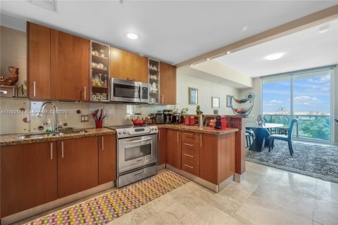 Condo in Hallandale Beach, Florida, 2 bedrooms  № 1945316 - photo 6