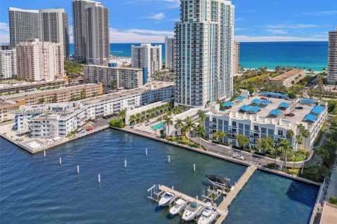 Condo in Hallandale Beach, Florida, 2 bedrooms  № 1945316 - photo 1