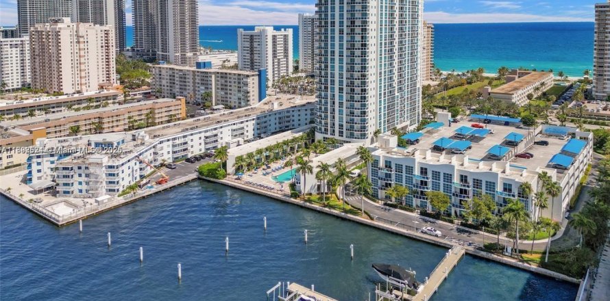 Condo in Hallandale Beach, Florida, 2 bedrooms № 1945316