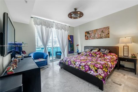 Condo in Hallandale Beach, Florida, 2 bedrooms  № 1945316 - photo 17