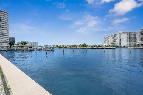 Condo in Hallandale Beach, Florida, 2 bedrooms  № 1945316 - photo 22