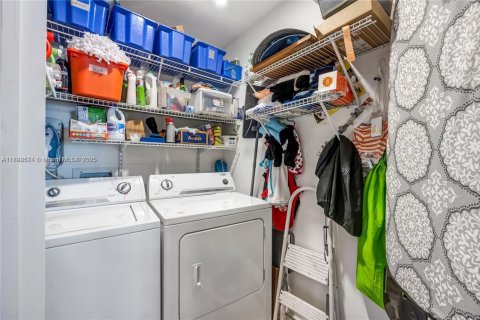 Condo in Hallandale Beach, Florida, 2 bedrooms  № 1945316 - photo 16