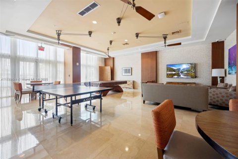 Condo in Hallandale Beach, Florida, 2 bedrooms  № 1945316 - photo 29
