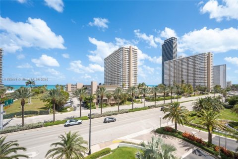 Condo in Hallandale Beach, Florida, 2 bedrooms  № 1945316 - photo 9